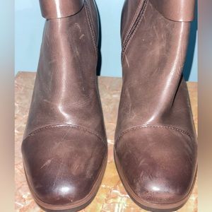 Korks. Brown leather bootie.